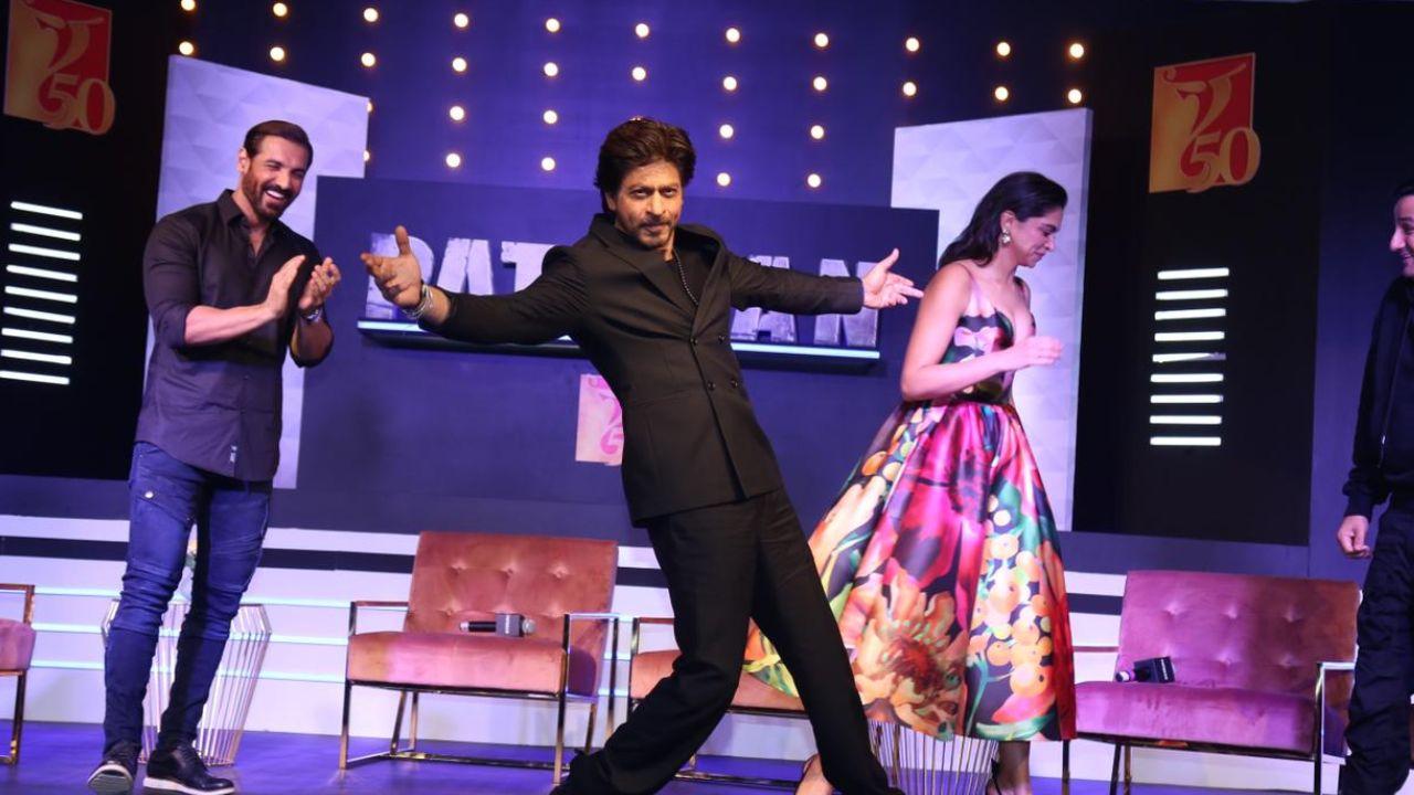 SRK on a ‘loo break”? Well. when the fans shouted Bollywood and Shah Rukh Khan are back’, John said, Just one correction. Shah Rukh Khan isn't back. He had just gone for a loo break!”.
 
 
 
 
 
 